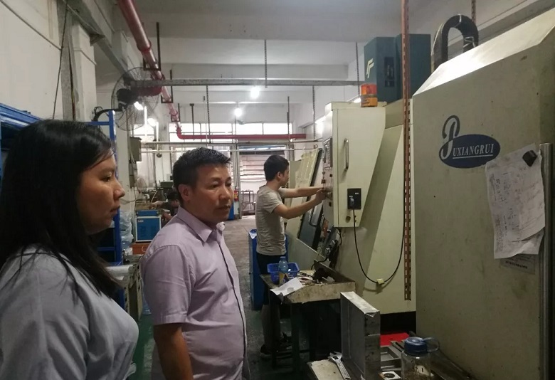 總經(jīng)理李熙堅(jiān)現(xiàn)場介紹生產(chǎn)設(shè)備